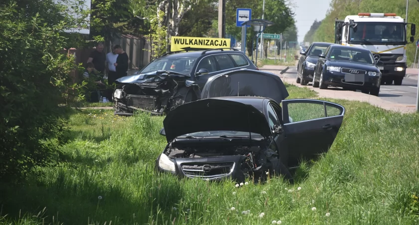 Kolizja na Łęczyckiej. Jeden z pojazdów w rowie (foto)