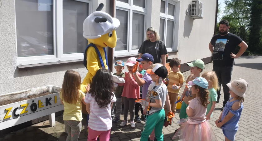 Popów. Mali ogrodnicy sadzili kwiatki przy przedszkolu (foto)