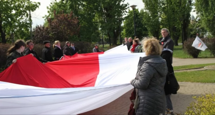 Ulicami Łowicza przemaszerują z biało-czerwoną flagą dla Niepodległej