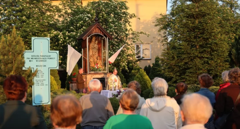 Łowicz. Msza święta przy kapliczce Matki Bożej Księżnej Łowickiej (foto)