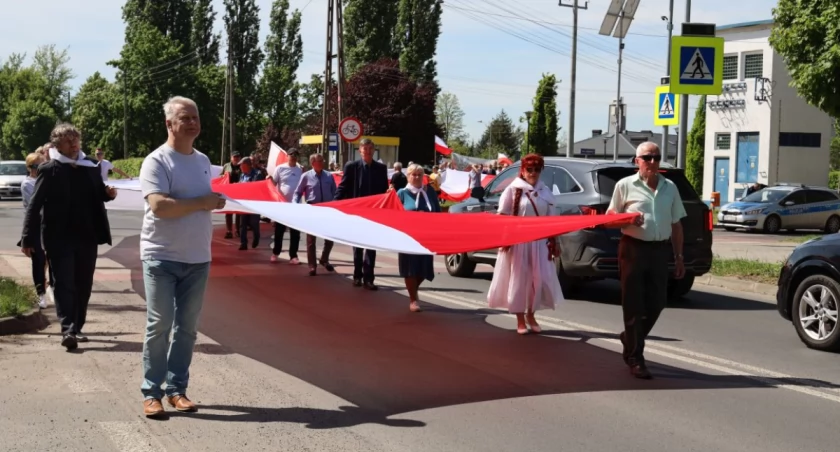 Łowicz. Pochód z 50-metrową flagą dla Niepodległej z okazji Dnia Flagi (foto, film)