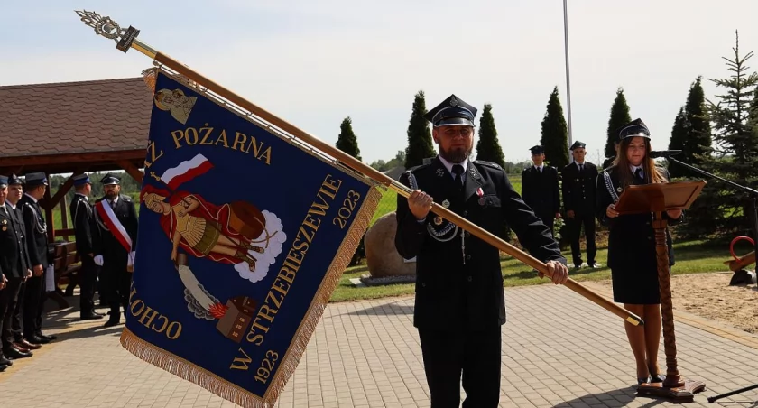 Wielkie święto w gminie Domaniewice. Nadanie sztandaru i poświęcenie nowego wozu strażackiego (foto)