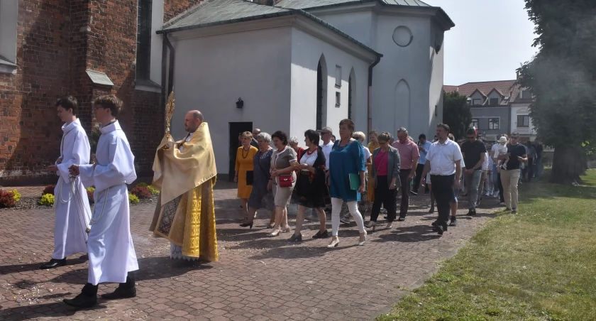 Łowicz. Procesja z najświętszym Sakramentem w parafii Św. Ducha (foto,film)