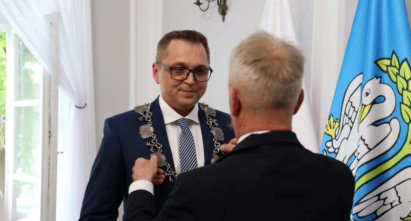 Łowicz. Trwa pierwsza sesja Rady Miejskiej, Mariusz Siewiera objął obowiązki burmistrza (foto, film)