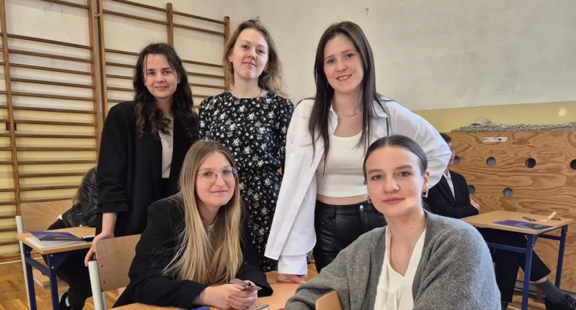 Maturzyści ze Zduńskiej Dąbrowy zmagają się z matematyką (foto) 