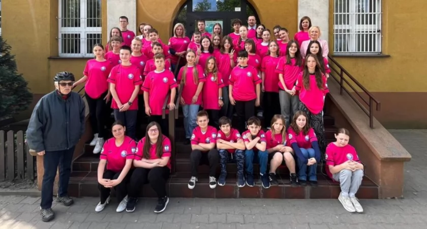 Klub Rowerowy A-da-się z łowickiej Dwójki, z nowymi strojami (foto)