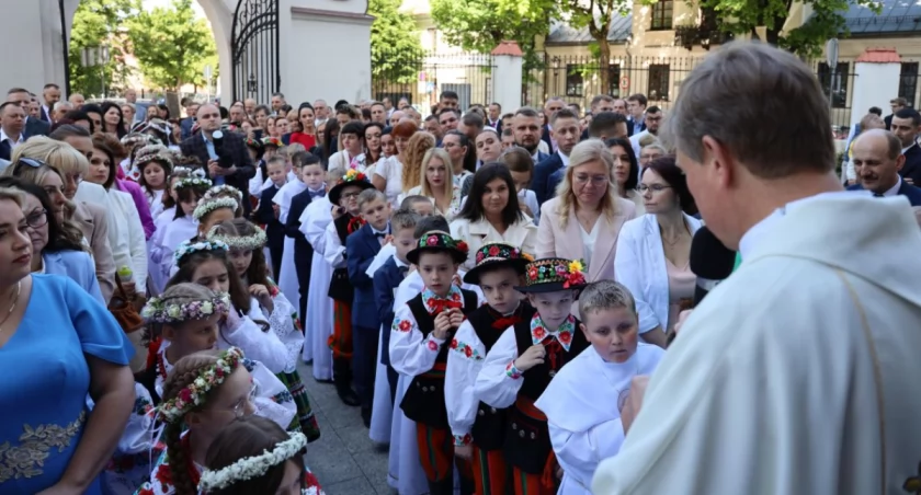 Łowicz. Pierwsza Komunia święta w parafii katedralnej (foto, film)