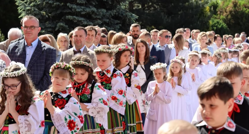 Łowicz. Pierwsza Komunia święta w parafii na Korabce (foto, film)