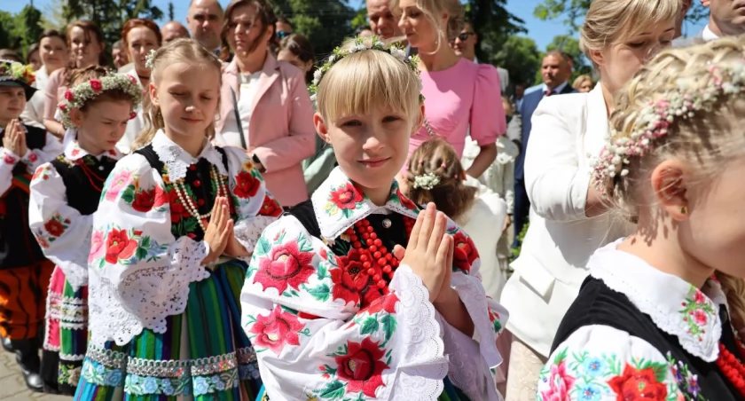 Łyszkowice. Pierwsza Komunia święta w parafii św. Kazimierza (foto, film)