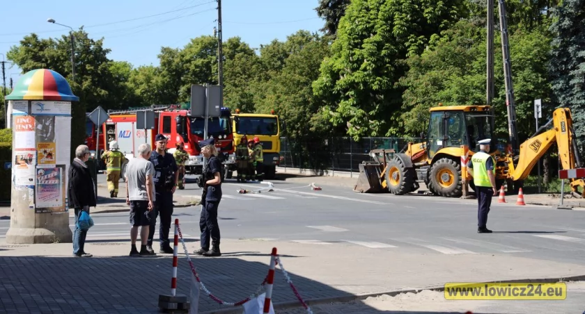 Łowicz. Awaria sieci wodociągowej na skrzyżowaniu Długa - Bonifraterska
