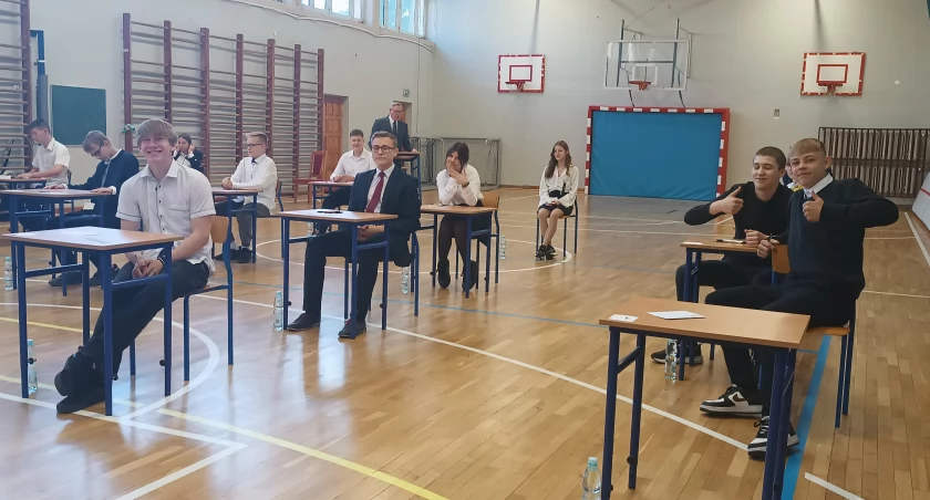 Egzamin ósmoklasisty 2024. Dziś uczniowie Czwórki mierzą się z matematyką (foto)