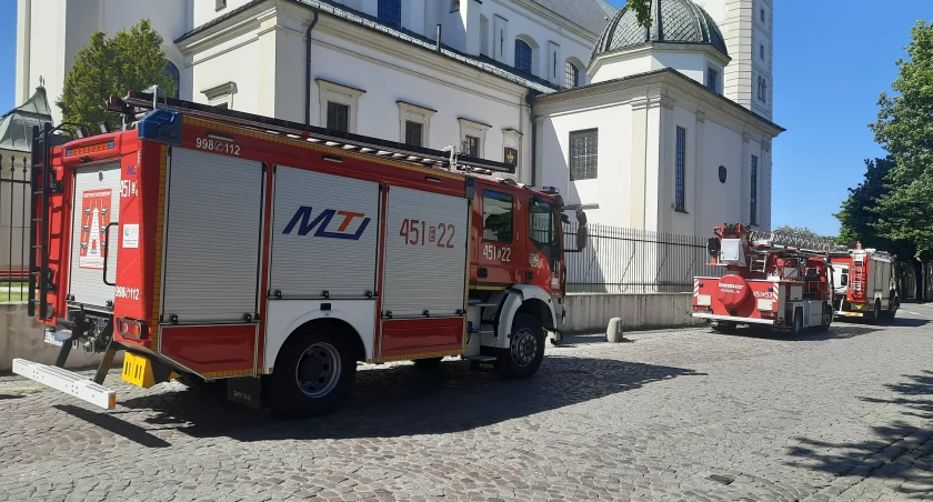 Łowicz. Strażackie wozy pod katedrą, strażacy zeszli do prymasowskich krypt (foto)