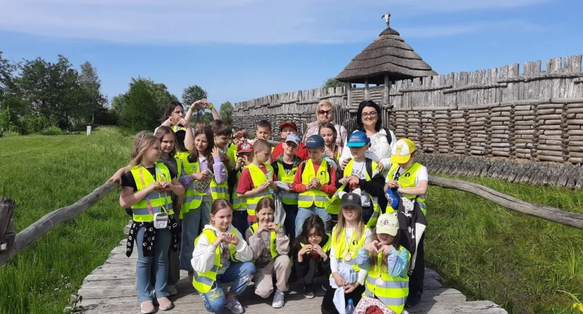 Młodzież z Popowa zwiedziła miejsca związane z początkiem państwa polskiego (foto)