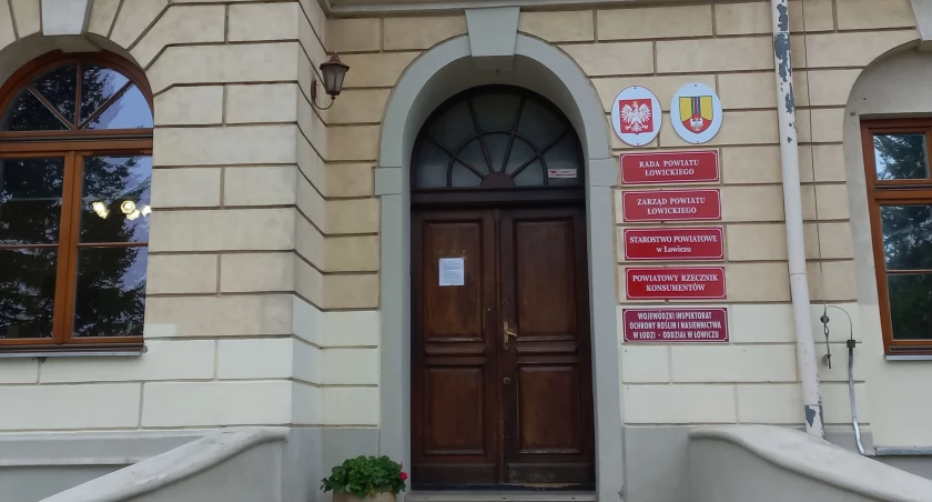 Łowicz. Z ratusza i Urzędu Marszałkowskiego do Starostwa Powiatowego