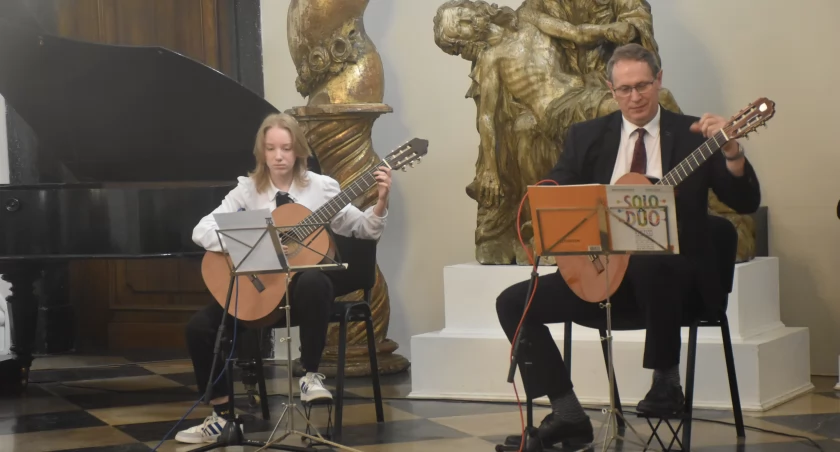 „Dla Ciebie Mamo”. Koncert Centrum Edukacji Muzycznej w Łowiczu (foto, film)