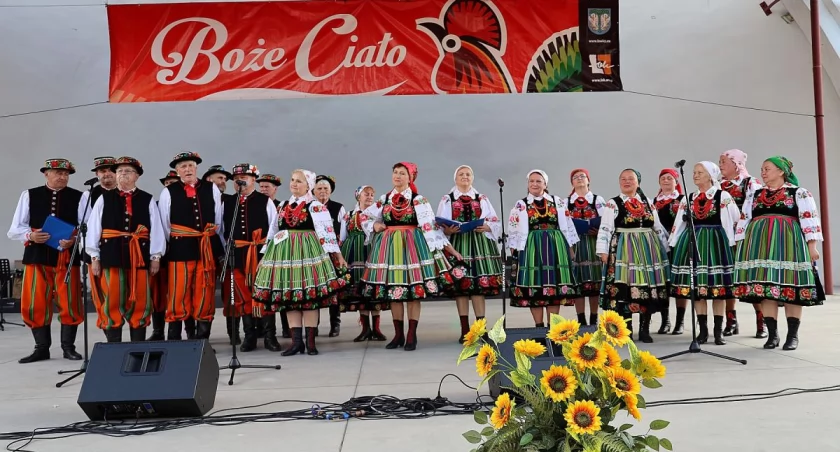 Boże Ciało w Łowiczu. Prezentacje zespołów ludowych w parku Błonie (foto, film)