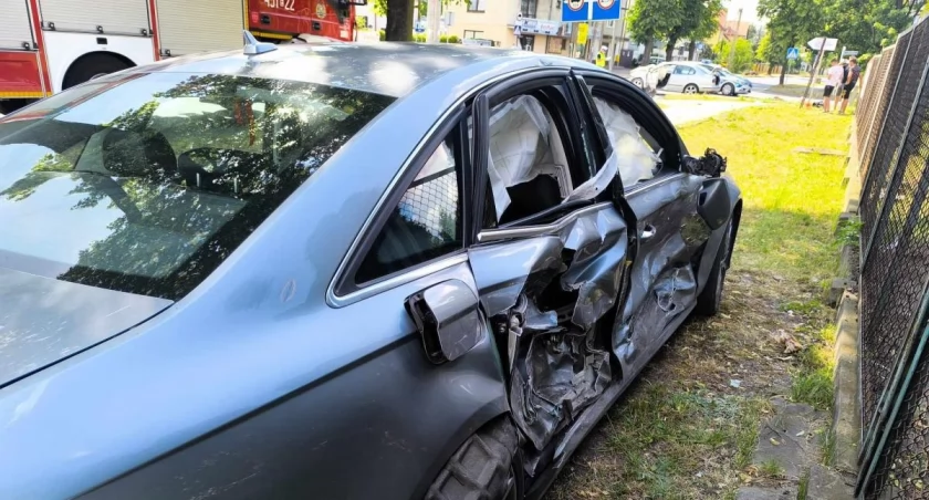 Zderzenie dwóch pojazdów na Powstańców. Dwie osoby w szpitalu