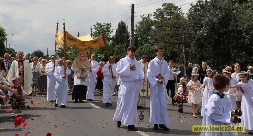 Łowicz. Uroczysta procesja z kościoła Chrystusa Dobrego Pasterza w Łowiczu (foto, film)
