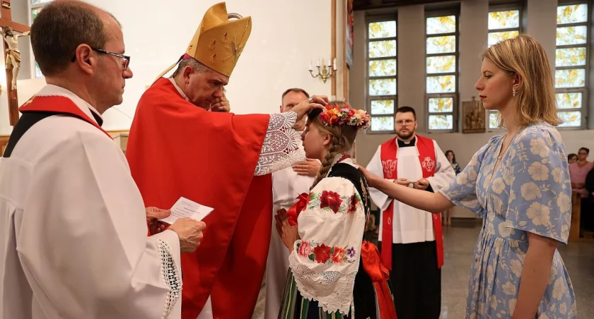 Sakrament bierzmowania na łowickiej Korabce (foto, film)