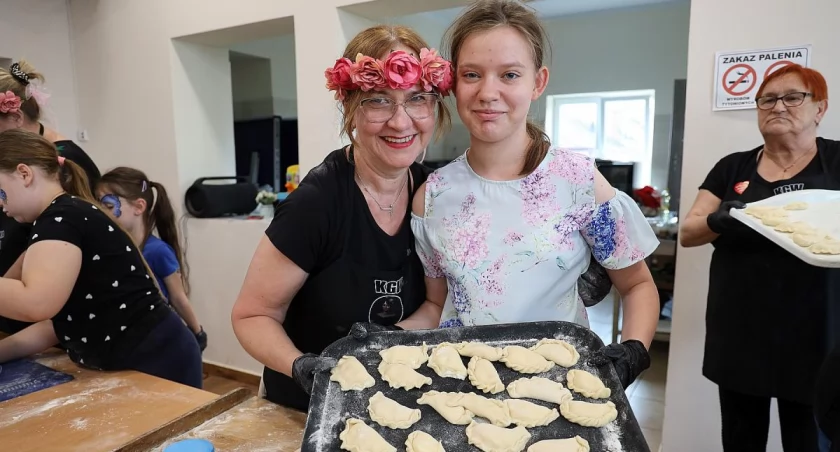 Warsztaty lepienia pierogów w Kiernozi (foto)