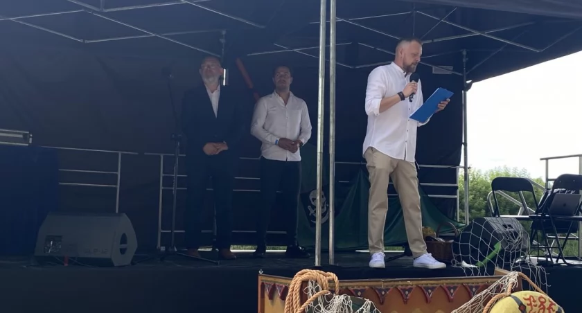 Powiatowy Dzień Dziecka w strugach deszczu (foto)