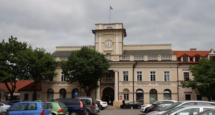 Łowicz. Ratusz rozstrzygnął konkurs na stanowisko sekretarza