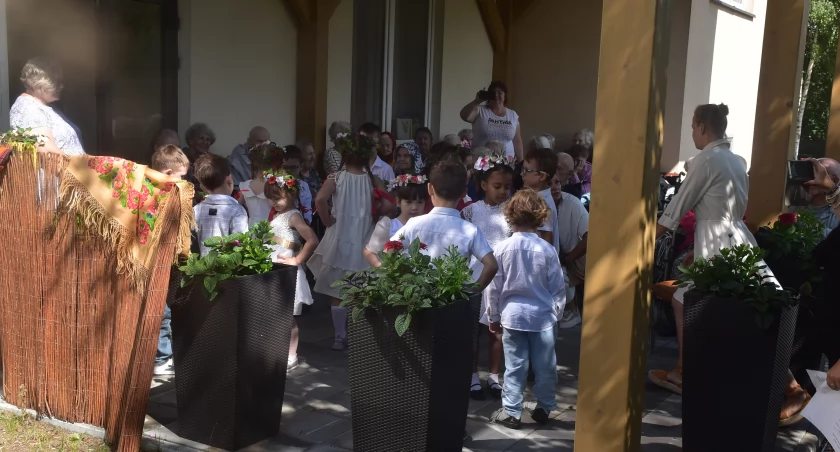 Przedszkolaki z „Pod Świerkami” odwiedziły seniorów w Domu Pogodnej Starości (foto,film)