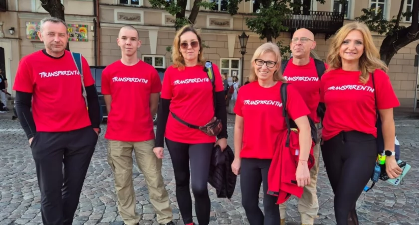 120 osób poszukuje kwiatu paproci (foto)