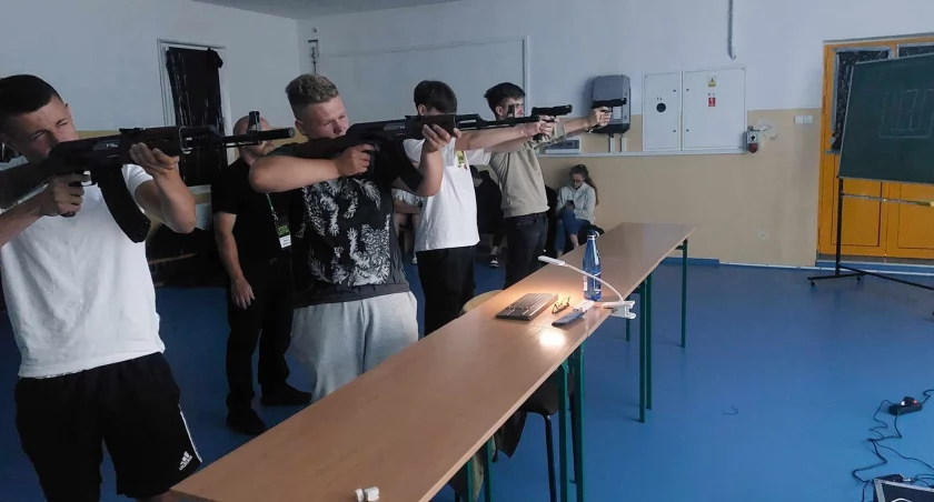 W Zduńskiej Dąbrowie uczyli się jak korzystać z broni (foto)