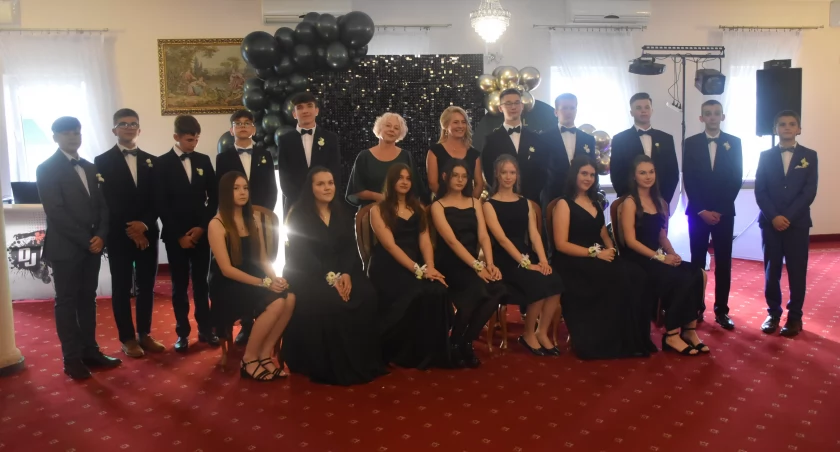Bal ósmoklasistów z Popowa w Restauracji Senator (foto,film)