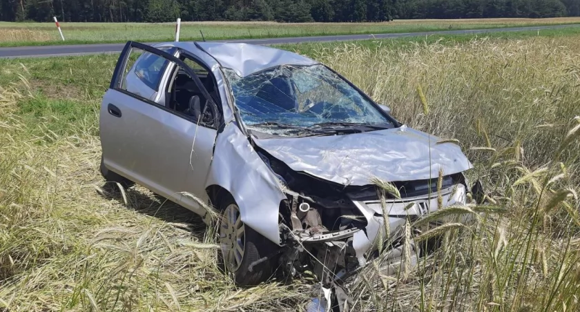 Wypadł z drogi i zatrzymał się w polu. Zaczął uciekać z miejsca zdarzenia! (foto)
