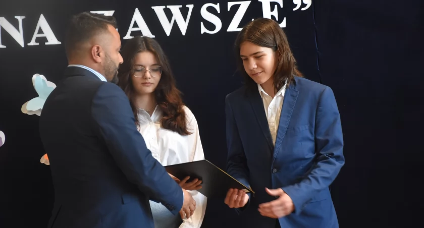 Gmina Łowicz. Wręczono stypendia dla najzdolniejszych uczniów (foto)