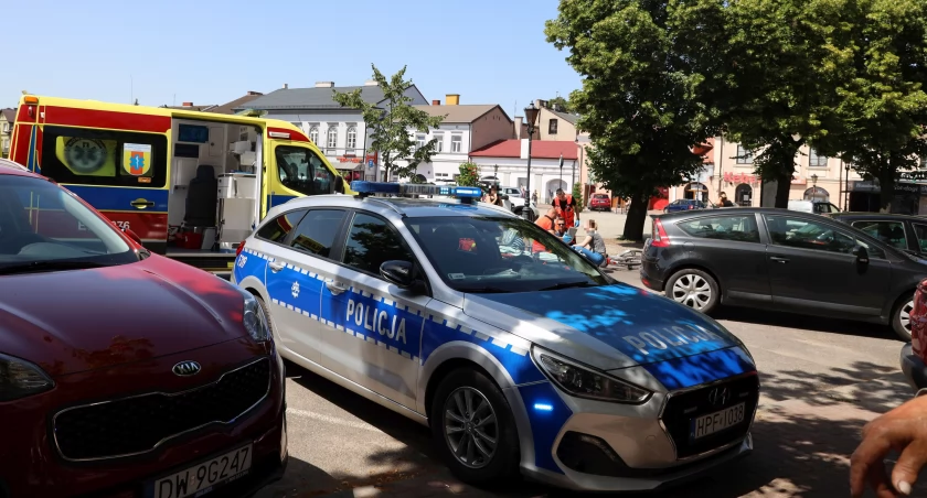 Łowicz. Potrącenie rowerzystki na Nowym Rynku, utrudnienia w ruchu (foto) AKTUALIZACJA