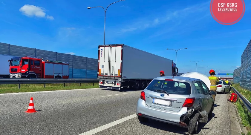 Dwie panie uczestniczyły w stłuczce na A2