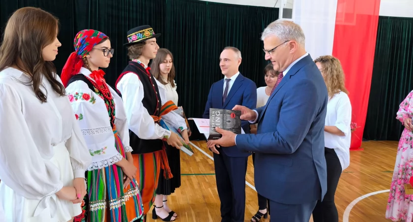 Uroczyste zakończenie roku szkolnego w Zduńskiej Dąbrowie (foto)