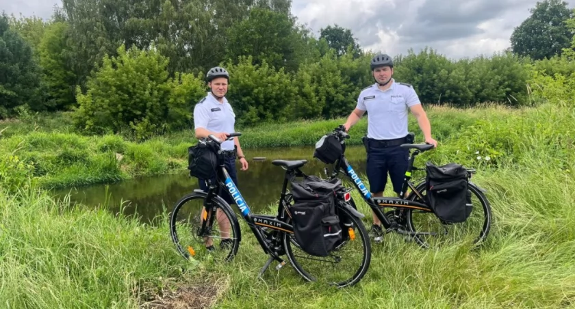 Patrole rowerowe kontrolują okolice zbiorników wodnych (foto)