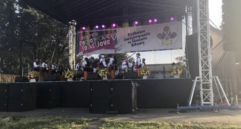 „Podłowickie Folk(l)ove” wkrótce w Jackowicach! Na scenie pojawi się wiele znanych gwiazd