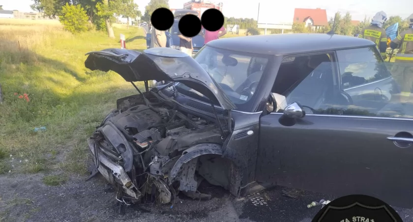 Bełchów. Mini Cooper zjechał do rowu. Dwie osoby w szpitalu