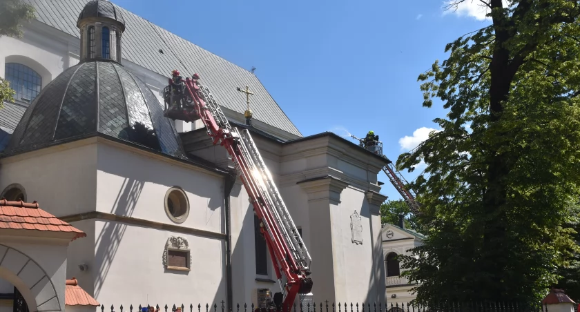 Akcja gaśnicza w łowickiej Bazylice! Spokojnie, to tylko ćwiczenia (foto,film)