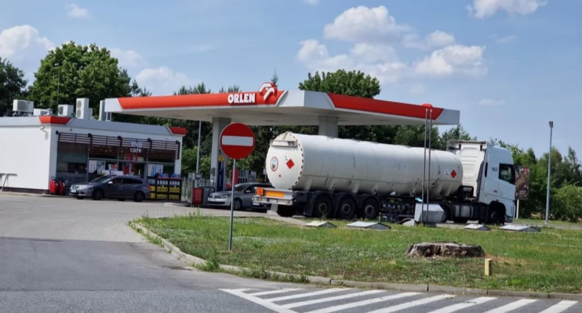Od jutra, na całe wakacje tanieje paliwo!