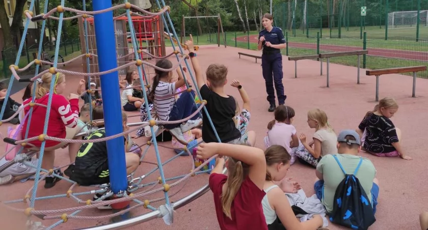 Łowiccy policjanci z profilaktyką na wakacje (foto)