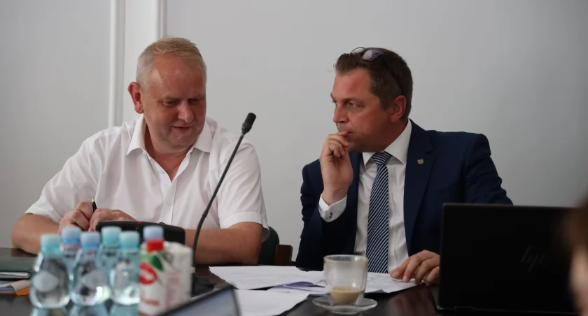 Łowicz. Burmistrz Mariusz Siewiera bez wotum zaufania i bez absolutorium