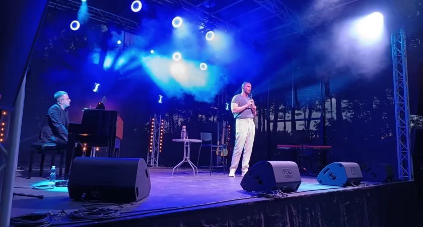 Bobrowniki. Sławek Uniatowski dał koncert w Artystycznej Stodole (foto,film)