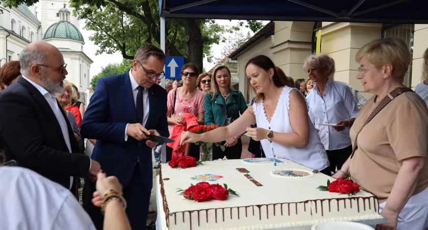 Łowicz. Obchody 888-lecia miasta. Występy i urodzinowy tort na Starym Rynku (foto, film)