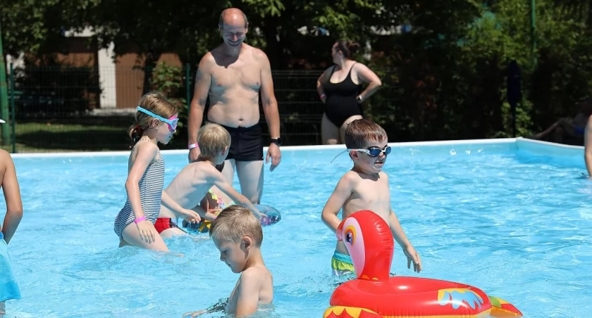 Wakacje w pełni. Zewnętrzne baseny w Łowiczu zapraszają! (foto)