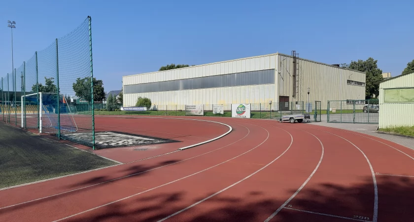 Łowicz. Stadion OSiR-u zamknięty w weekendy. Dlaczego?