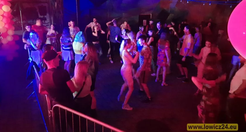 Zabawa w rytmach latino zawita na dziedziniec ŁOK