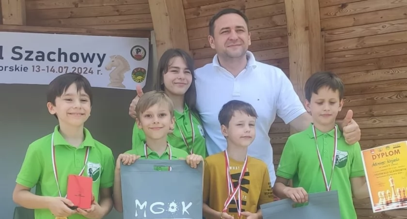 Oni w wakacje nie próżnują! Łowiccy szachiści triumfują na Festiwalu Szachowym! 