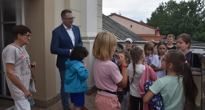 Wakacje z Biblioteką. Młodzież z wizytą u burmistrza (foto, film) 