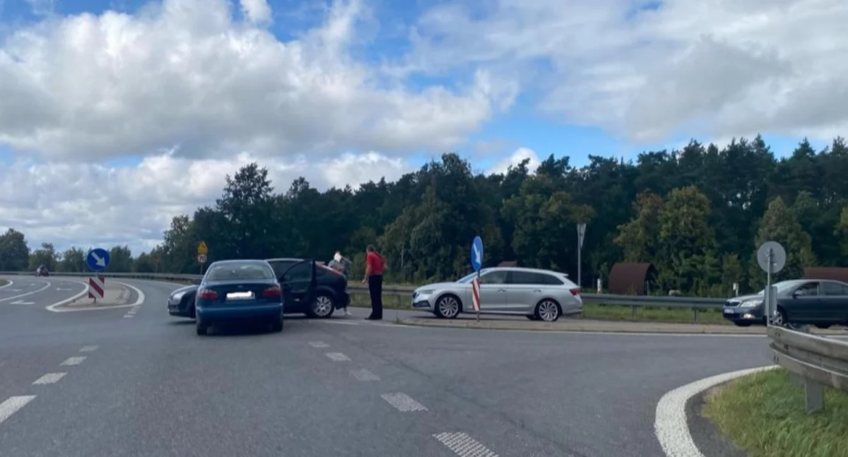 Wyjechał z drogi podporządkowanej i doprowadził do stłuczki (foto)